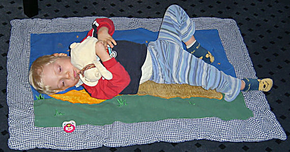 Justian auf der Krabbeldecke